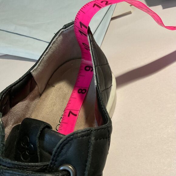 Bernardo Dillon Sneaker womens 7 Quilted Black Leather Stud Grip Strap Lug Soles - Picture 14 of 16